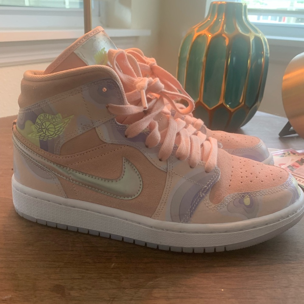 Nike Jordan Women’s Hi Top, fun Multi color - Picture 3 of 4